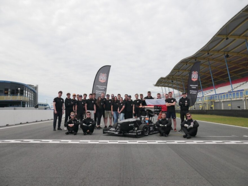 Troton a soutenu les étudiants dans la construction d’une voiture de course pour la compétition